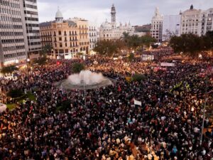 Thousands march in Valencia to protest flood response | Newsfeed