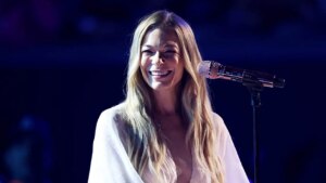 LeAnn Rimes continues concert after teeth fall out during performance
