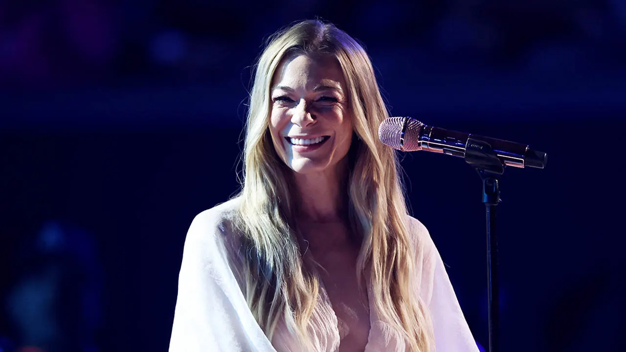 LeAnn Rimes continues concert after teeth fall out during performance