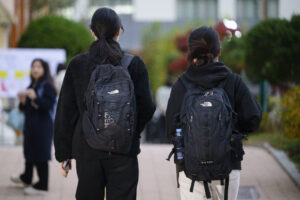 Students Arrive at Seoul High School