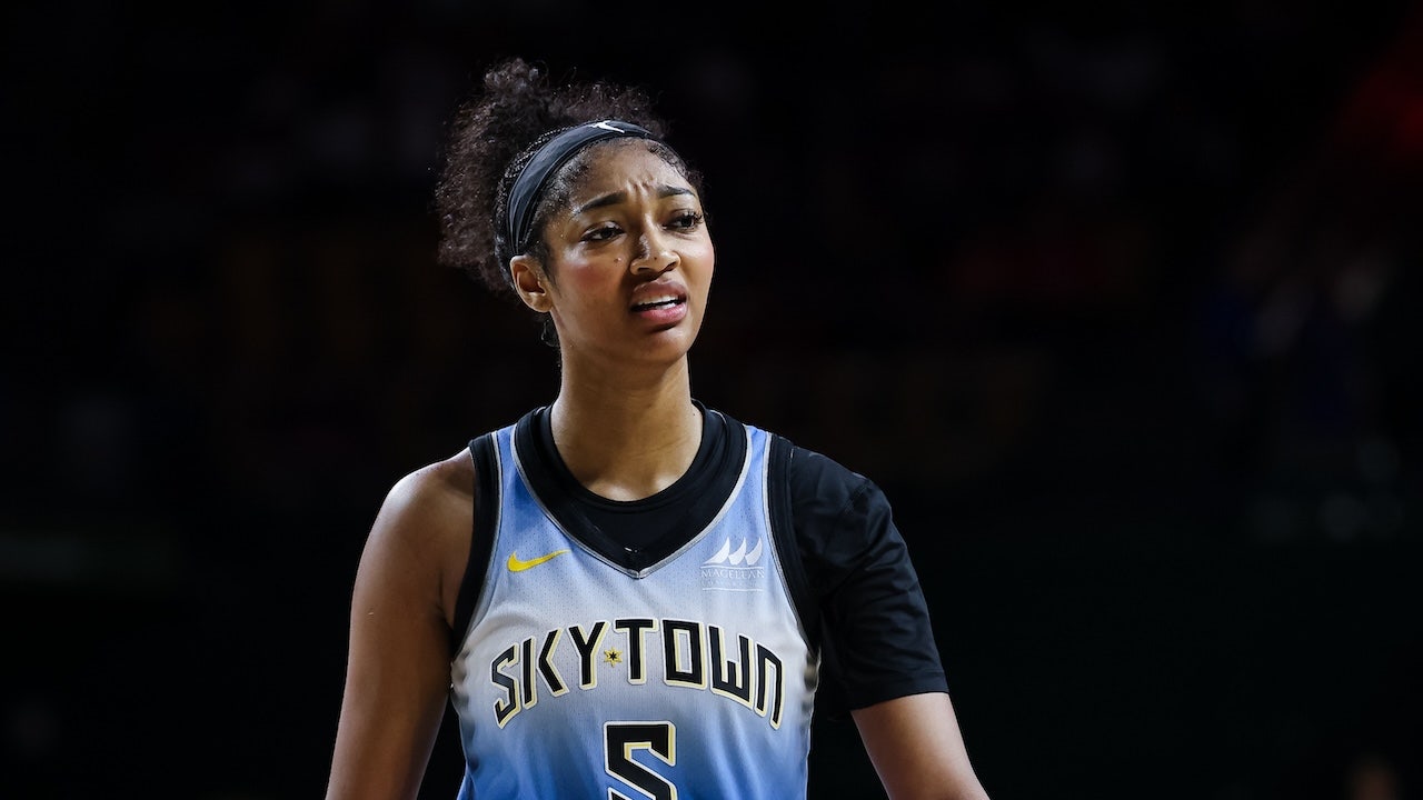 Angel Reese knocks clipboard from coach's hands during Chicago Sky loss