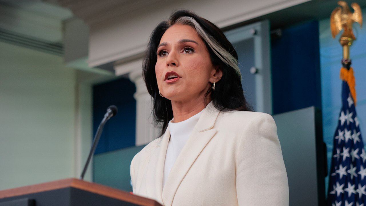 CNN hosts dismiss Gabbard's bombshell briefing as 'distraction' from Epstein files
