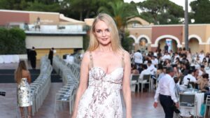 Heather Graham vacations with Jane Seymour in Sardinia, models bikinis