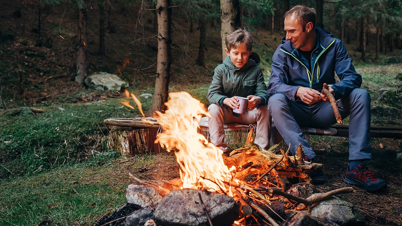 How campfires improve mental health through relaxation, social connection