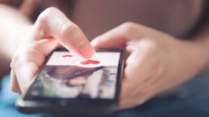 Jack Dorsey's Bitchat app lets you message without internet connection