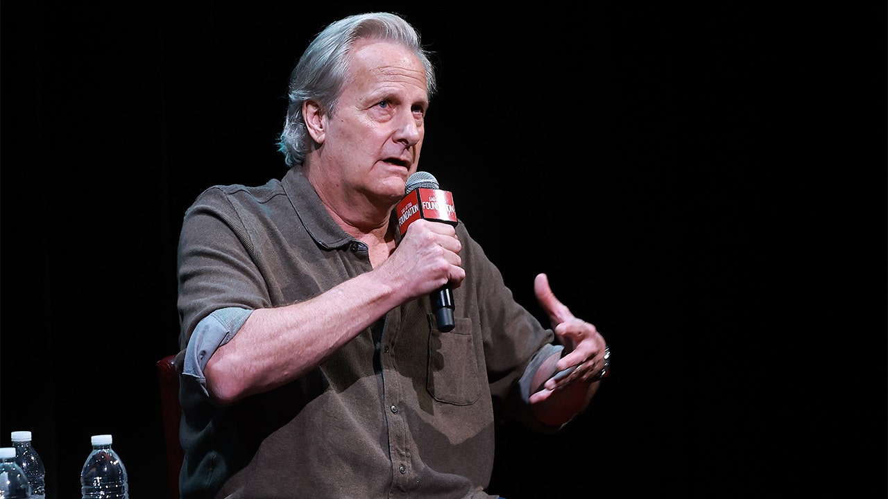 Jeff Daniels hopes Trump supporters lose 'tons of money' amid rising costs
