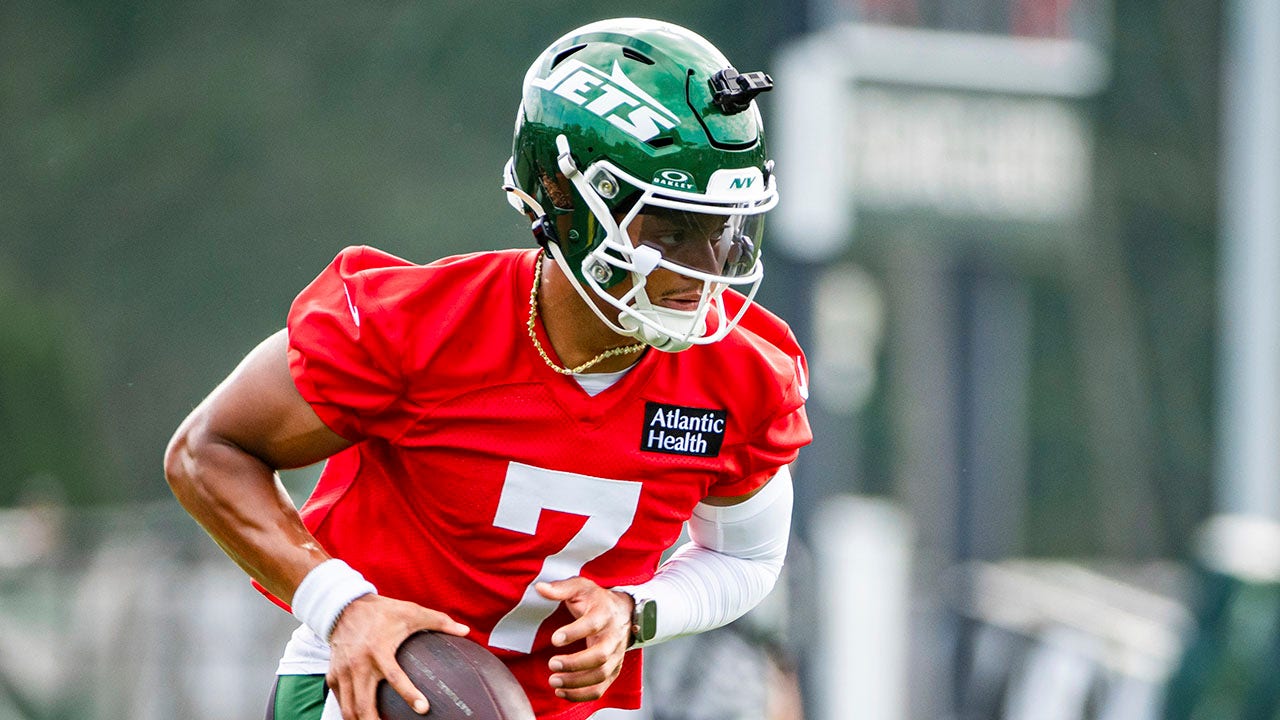 Jets' Justin Fields participates in training camp drills after avoiding injury