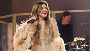 Kelly Clarkson brings daughter River Rose onstage during Vegas show