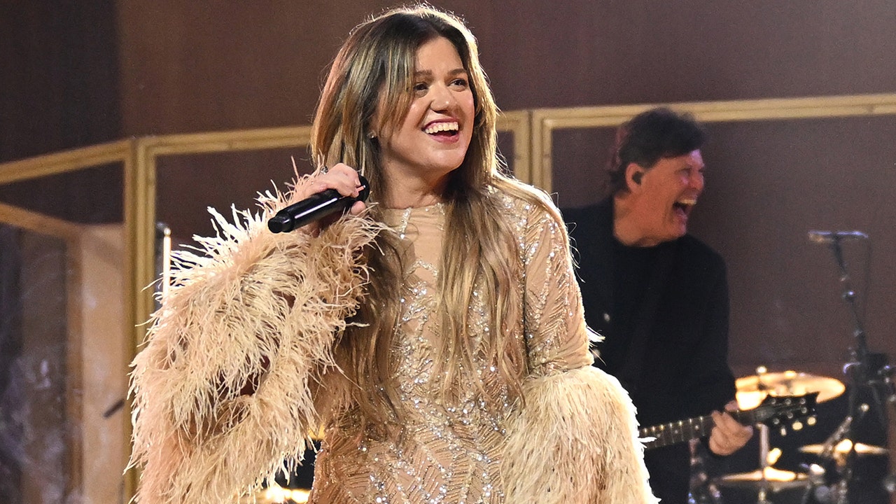 Kelly Clarkson brings daughter River Rose onstage during Vegas show