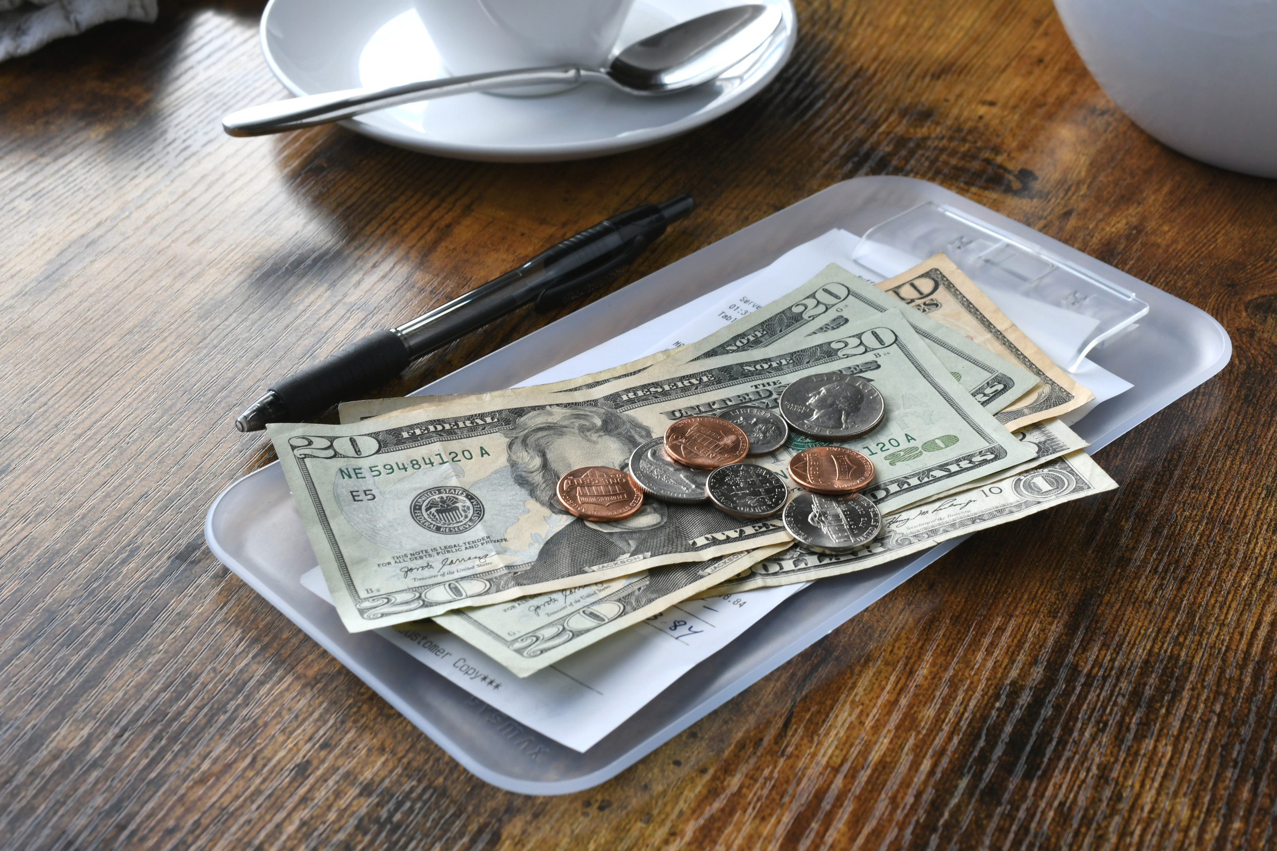Tipping in cash