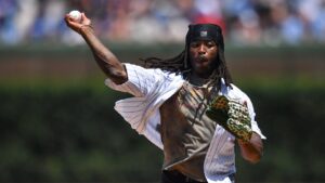 Saints' Alvin Kamara throws atrocious first pitch at Cubs game, asks for do-over