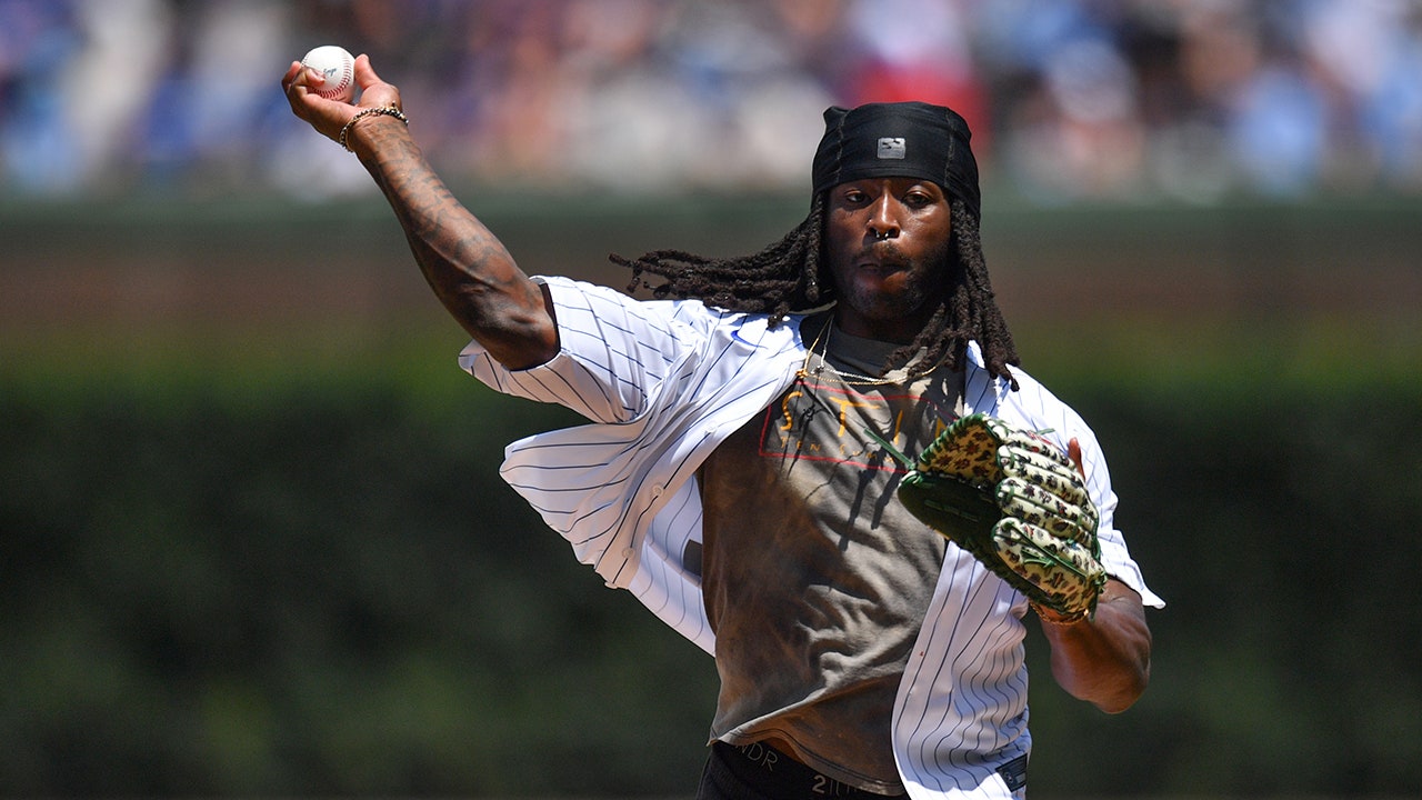 Saints' Alvin Kamara throws atrocious first pitch at Cubs game, asks for do-over
