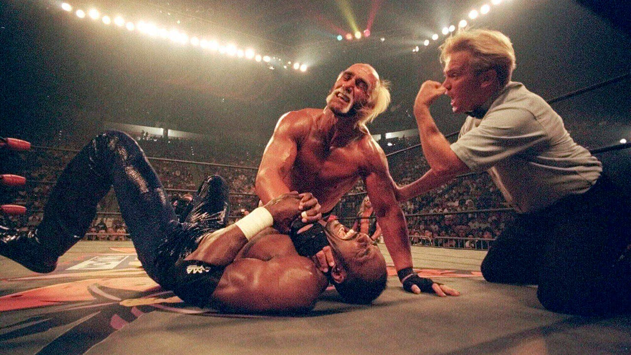 SmackDown crowd erupts in 'Hogan' chants during WWE tribute to late legend