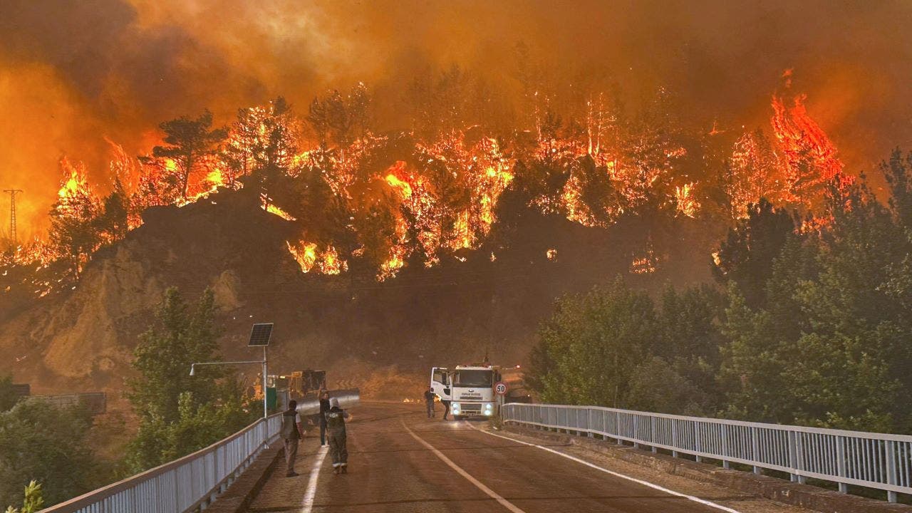 Turkey wildfires threaten fourth-largest city, forcing 1,700 evacuations
