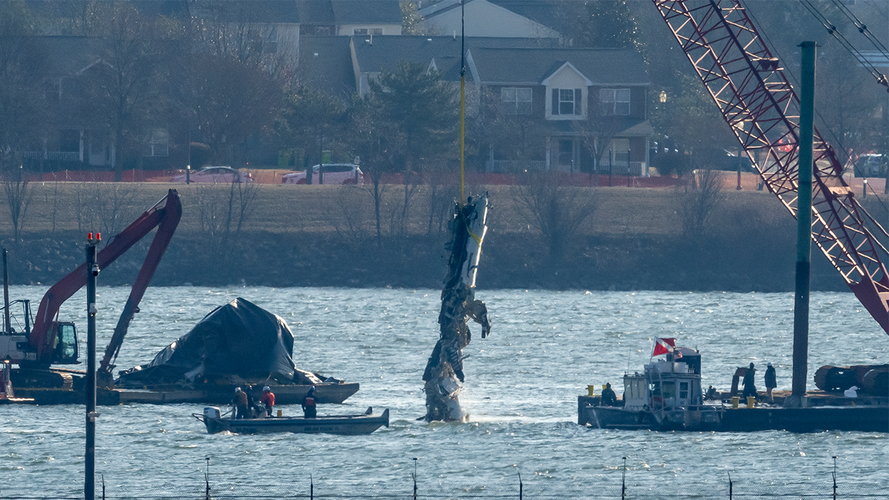 Air traffic controller failed to warn plane before DC crash killing 67