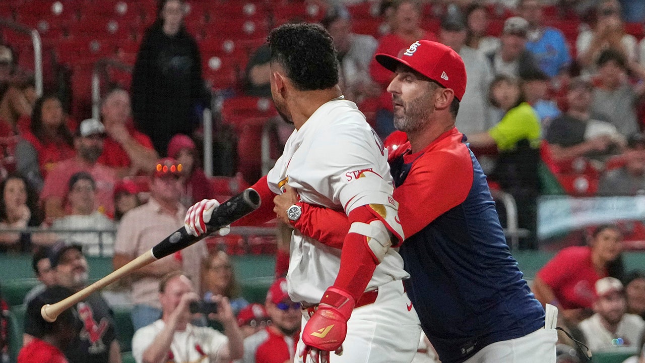 Cardinals' Willson Contreras blows up at umpire, throws bat at coach