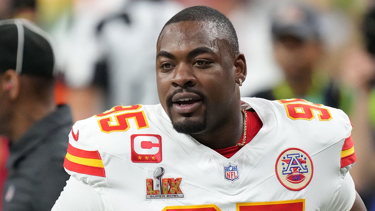 Chiefs' Chris Jones makes marriage plea at training camp