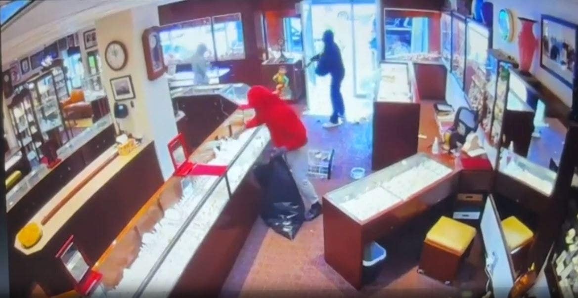 Seattle police chief reportedly dining nearby during $2M jewelry heist