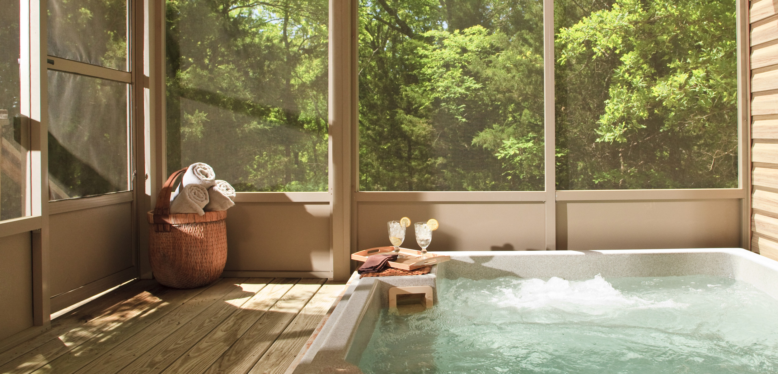 Hot Tub Cabin in Woods