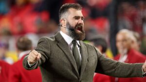 Jason Kelce goes shirtless in belly bucking competition before Eagles game