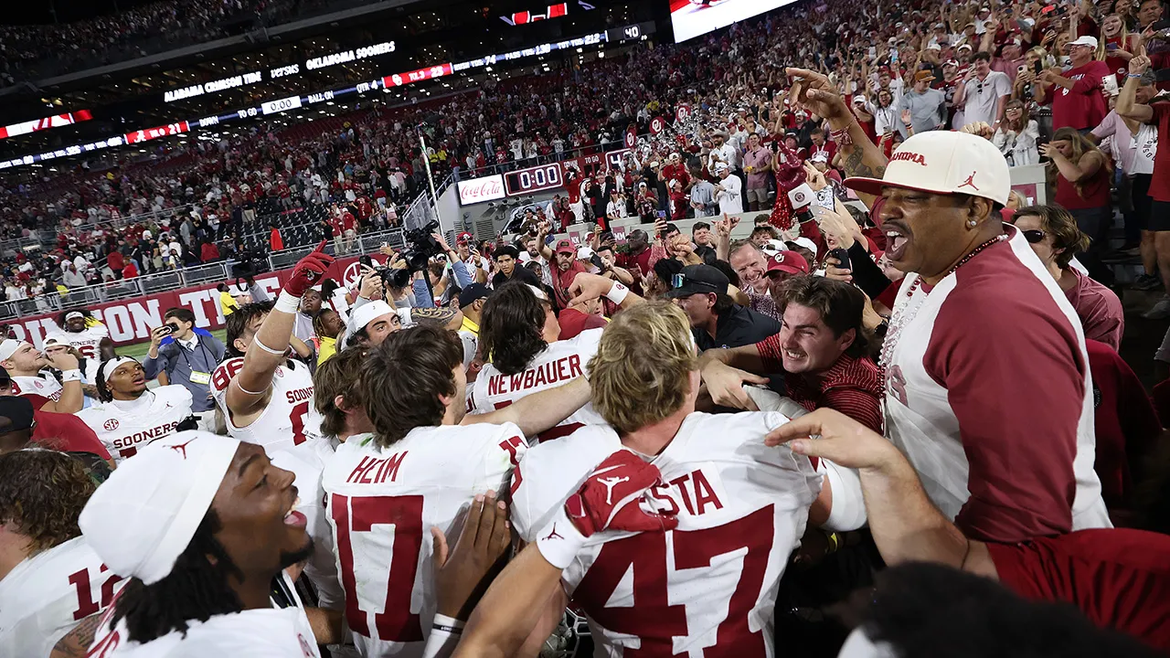 Oklahoma shocks Alabama to stay in College Football Playoff hunt