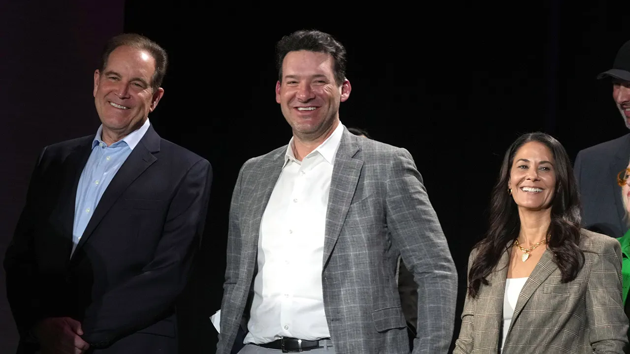 Tony Romo's strange noises throws off NFL fans