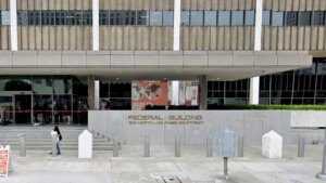 Los Angeles man accused of throwing Molotov cocktails at federal building